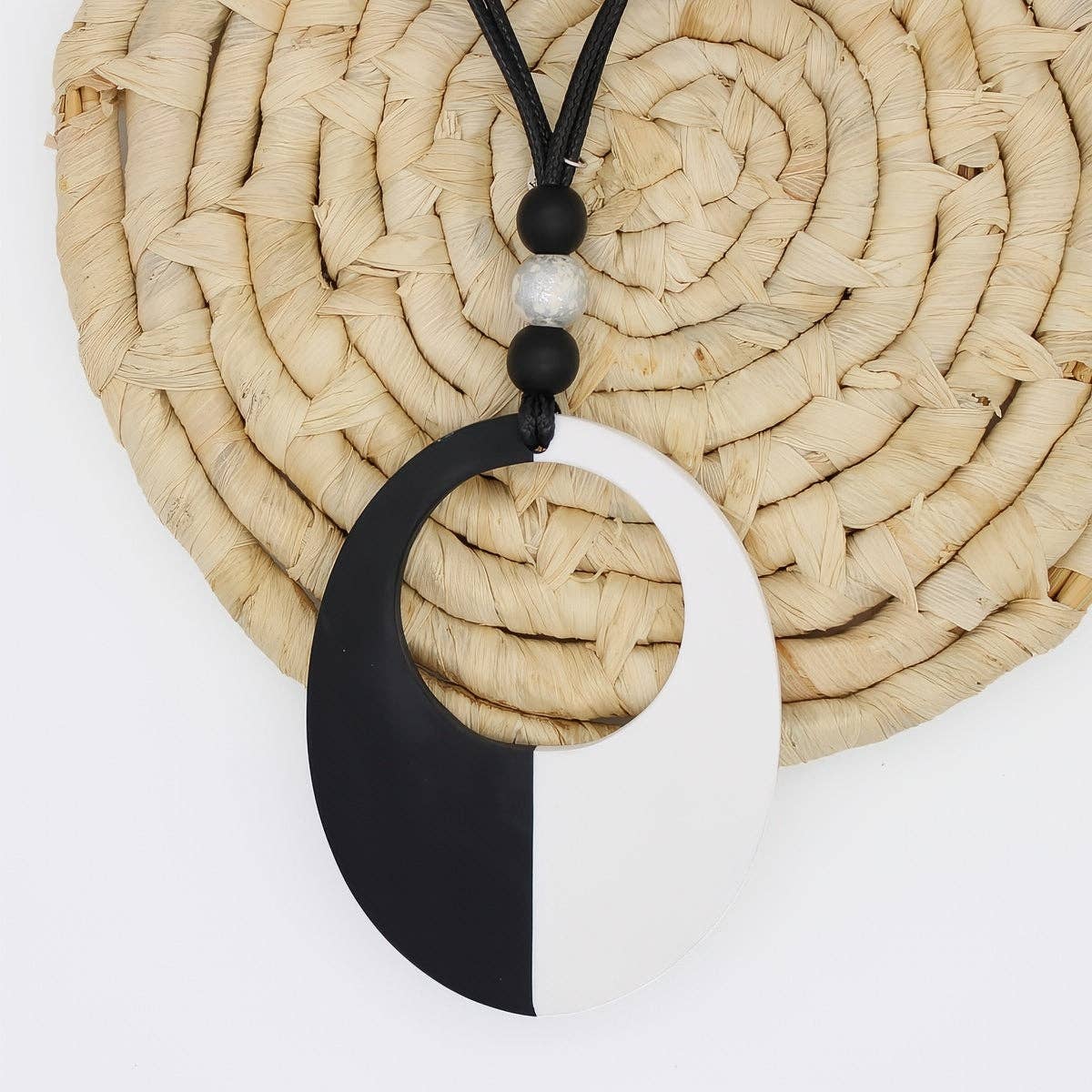 Oval Victoria Black White Pendant